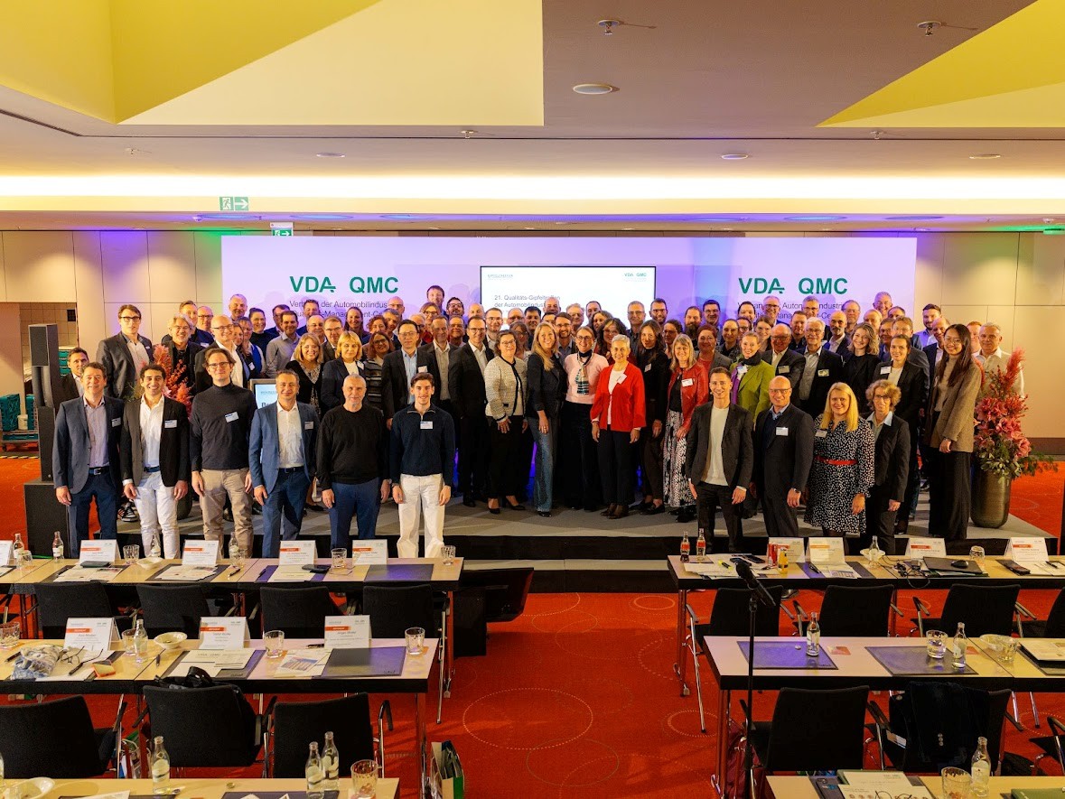 Gruppenfoto der Teilnehmer des 21. Qualitäts-Gipfeltreffens des VDA QMC 2025 in Berlin, darunter Vertreter der redi-Group.