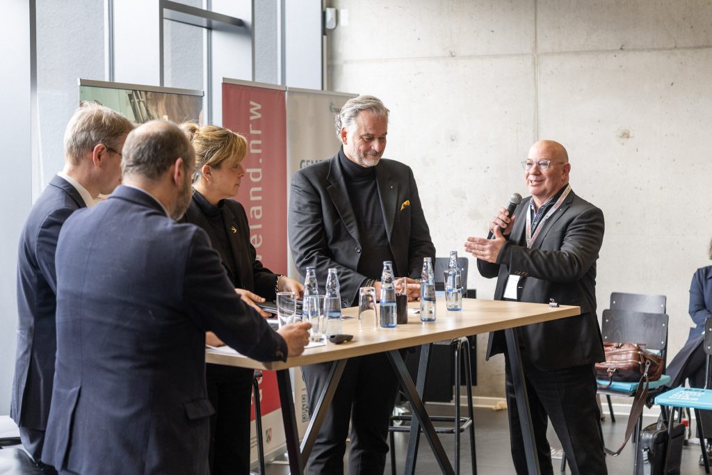 Podiumsdiskussion auf der Automotive-Zukunftskonferenz im Bergischen Land zur Transformation der Automotivebranche in NRW
