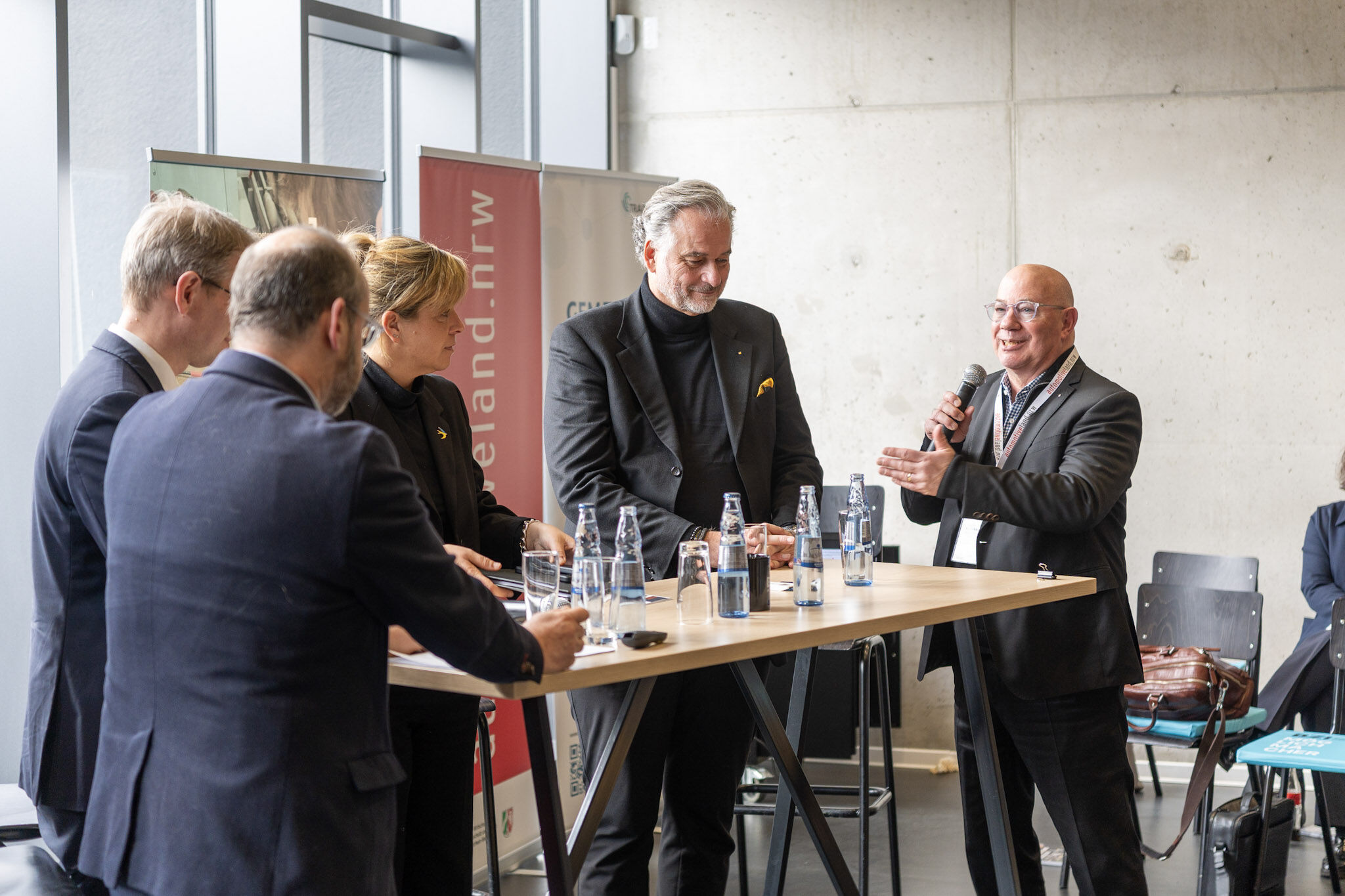 Podiumsdiskussion auf der Automotive-Zukunftskonferenz im Bergischen Land zur Transformation der Automotivebranche in NRW