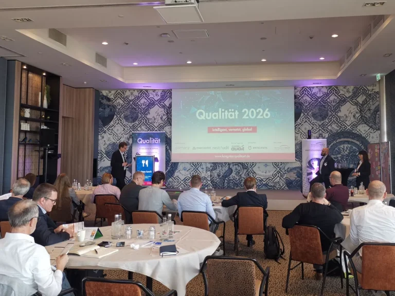 Konferenz Qualität 2026 zum Thema Qualitätsmanagement, KI und datenbasierte Qualitätssicherung mit Fachpublikum und Präsentation