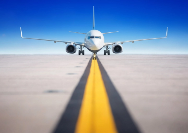 Passagierflugzeug frontal auf einem Rollfeld